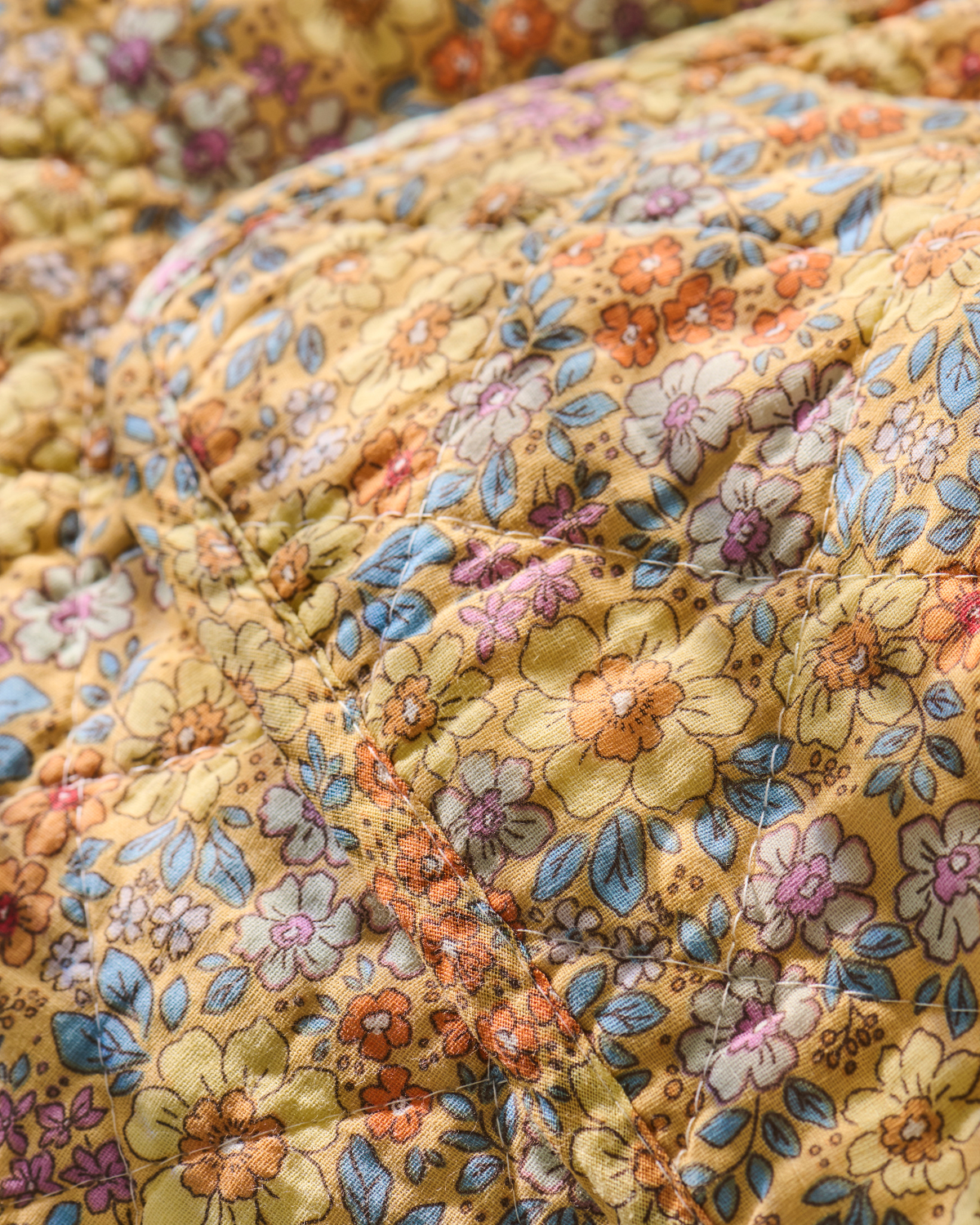 Quilt 130x180 cm – Quilt gul m/gule, blå, orange og lilla blomster
