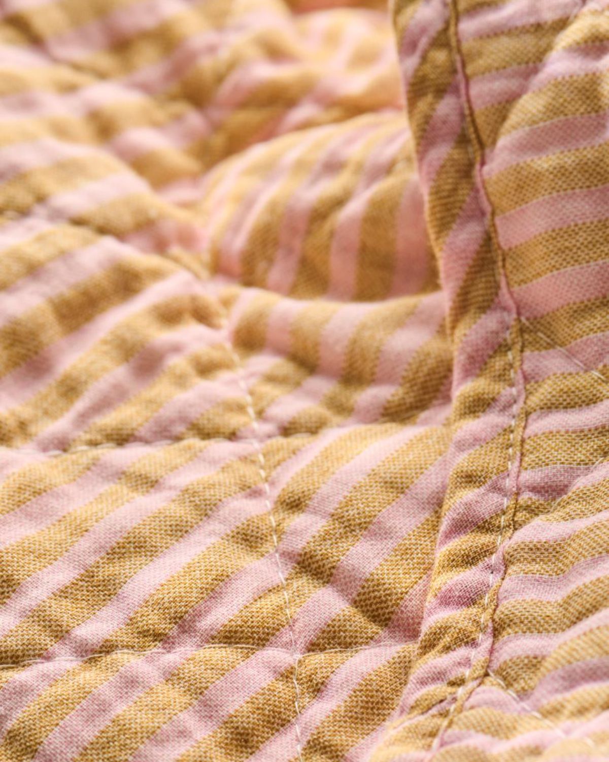 Quilt 130x180 cm – Mustard med lyserøde smalle striber