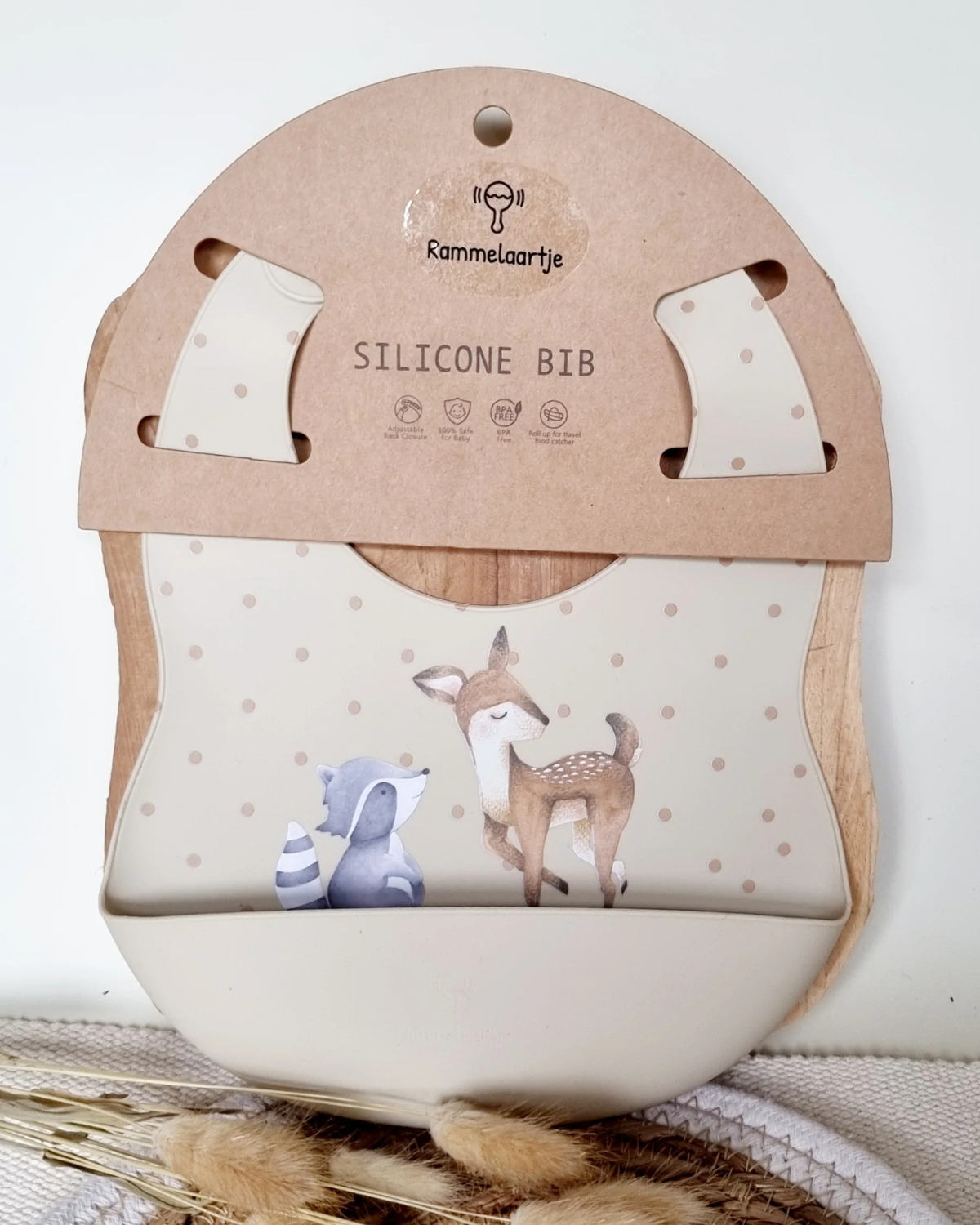 Silikone hagesmæk med bakke - Rådyr & vaskebjørn/beige